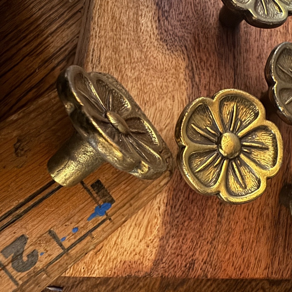 MCM Vintage Brass Flower Drawer Knobs set of 6 matching - Picture 3 of 5